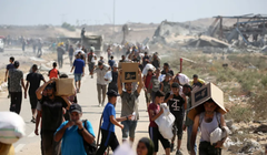 Người dân Palestine rời khỏi điểm phân phát thực phẩm do Quỹ Nhân đạo Gaza (GHF) do Mỹ và Israel hậu thuẫn điều hành, gần Hành lang Netzarim ở trung tâm Dải Gaza hôm 3/8. Ảnh: AFP.