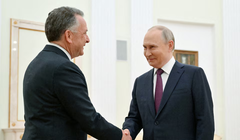 Tổng thống Nga Vladimir Putin (phải) chào đón đặc phái viên của Tổng thống Mỹ Donald Trump, Steve Witkoff, trong cuộc họp tại Moscow, Nga ngày 25/4. Ảnh: Reuters.