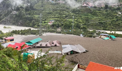 Các tòa nhà dân cư bị ngập một phần trong bùn sau khi một trận mưa lớn gây ra lũ lụt ở bang Uttarakhand của Ấn Độ.