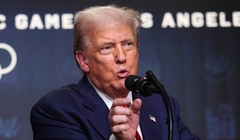 Tổng thống Mỹ Donald Trump phát biểu với các phóng viên tại Tòa nhà Văn phòng Hành pháp Eisenhower, Washington, DC, ngày 5/8. ảnh: Getty.