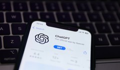 Bàn phím máy tính xách tay và trang web ChatGPT hiển thị trên màn hình điện thoại. Ảnh: Getty.