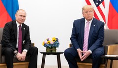 Tổng thống Nga Vladimir Putin (trái) và Tổng thống Mỹ Donald Trump gặp nhau tại Osaka, Nhật Bản, vào ngày 28/6/2019. ảnh: Getty.