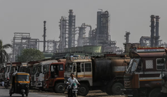 Xe chở dầu bên ngoài một nhà máy lọc dầu do Bharat Petroleum Corp. Ltd. vận hành tại Mumbai, Ấn Độ, vào ngày 4/4. Ảnh: Getty.