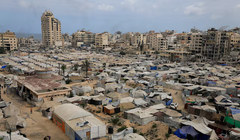 Người dân Palestine phải di dời do cuộc tấn công của Israel, trú ẩn trong lều, giữa cuộc khủng hoảng nạn đói, tại thành phố Gaza, ngày 1/8. Ảnh: Reuters.