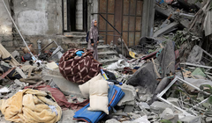 Một phụ nữ Palestine đang kiểm tra hiện trường vụ không kích của Israel vào một ngôi nhà ở thành phố Gaza hôm 7/8. Ảnh: Reuters.