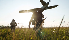 Các thành viên của Lữ đoàn Tác chiến số 13 thuộc Vệ binh Quốc gia Ukraine chuẩn bị phóng máy bay không người lái trinh sát do Ukraine sản xuất về phía tiền tuyến, tại khu vực Kharkov hôm 20/7. Ảnh: Reuters.