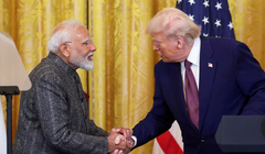 Tổng thống Mỹ Donald Trump và Thủ tướng Ấn Độ Narendra Modi bắt tay nhau khi tham dự cuộc họp báo chung tại Nhà Trắng ở Washington, D.C., Mỹ ngày 13/2. Ảnh: Reuters.