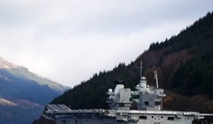 Tàu sân bay HMS Prince of Wales của Hải quân Hoàng gia Anh cập cảng Glenmallen trên hồ Loch Long vào ngày 22/11/2024. Ảnh: Getty.