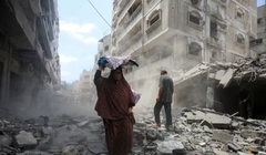 Người dân Palestine kiểm tra hiện trường vụ không kích của Israel vào buổi sáng tại thành phố Gaza, ngày 8/8. Ảnh: Reuters.