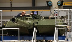 Công nhân lắp ráp xe tăng chiến đấu chủ lực Leopard 2A7 tại nhà máy vũ khí hạng nặng KNDS ở Kassel, Đức. Ảnh: Getty.