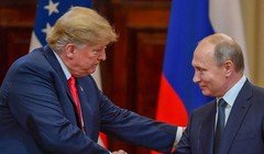 Tổng thống Mỹ Donald Trump (trái) và Tổng thống Nga Vladimir Putin bắt tay tại Dinh Tổng thống ở Helsinki, ngày 16/7/2018. Ảnh: AFP.