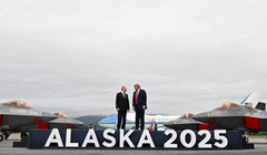 Tổng thống Mỹ Donald Trump và Tổng thống Nga Vladimir Putin chụp ảnh trên đường băng sau khi đến Căn cứ chung Elmendorf-Richardson ở Anchorage, Alaska, hôm 15/8. Ảnh: AFP.