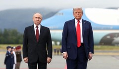 Khi Tổng thống Donald Trump chào đón Tổng thống Nga Vladimir Putin trên đường băng tại Căn cứ Không quân Elmendorf, một máy bay ném bom tàng hình B-2 bay vút trên cao, được hộ tống bởi 4 chiến đấu cơ. Ảnh: Reuters.