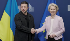 Chủ tịch Ủy ban Châu Âu Ursula von der Leyen bắt tay Tổng thống Ukraine Volodymyr Zelensky tại Brussels, Bỉ, nơi ông tham dự cuộc họp của các nhà lãnh đạo Châu Âu, ngày 17/8. Ảnh: Reuters.