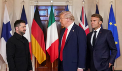 Tổng thống Mỹ Donald Trump, Tổng thống Ukraine Volodymyr Zelensky và Tổng thống Pháp Emmanuel Macron chụp ảnh tại Nhà Trắng hôm 18/8. Ảnh: Reuters.