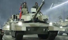 Mẫu xe tăng Chonma-2 thế hệ đầu tiên trong một cuộc diễu hành. ảnh: MW.