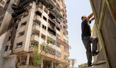 Một tòa nhà bị hư hại ở khu phố Saadat Abad, Tehran, Iran vào ngày 26/6, trong thời gian ngừng bắn giữa Iran và Israel. Tòa nhà được cho là đã bị trúng tên lửa trong cuộc tấn công đầu tiên của Israel vào ngày 13/6. Ảnh: Getty.