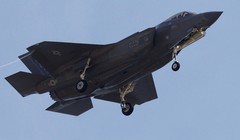 Chiến đấu cơ F-35 của Mỹ đang hạ cánh xuống Căn cứ Không quân Hoàng gia Lakenheath, Vương quốc Anh, ngày 11/4. Ảnh: Getty.