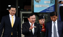 Cựu Thủ tướng Thái Lan Thaksin Shinawatra rời đi sau khi tòa án hình sự Thái Lan tuyên bố ông vô tội trong vụ án xúc phạm hoàng gia, ngày 22/8. Ảnh: Reuters.