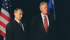 Tổng thống Mỹ Bill Clinton (phải) đứng cùng Thủ tướng Nga Vladimir Putin tại hội nghị thượng đỉnh APEC ở New Zealand, tháng 9/1999.