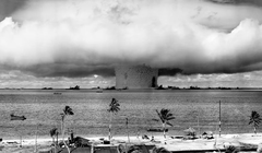 Một đám mây hình nấm và cột nước được tạo ra từ vụ nổ hạt nhân Baker dưới nước vào ngày 25/7/1946 tại Quần đảo Marshall. Ảnh: Getty.