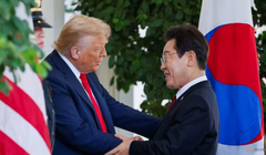 Tổng thống Mỹ Donald Trump chào đón Tổng thống Hàn Quốc Lee Jae Myung tại Nhà Trắng ở Washington, DC, Mỹ ngày 25/8. Ảnh: Reuters.