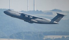 Một máy bay vận tải C5 Galaxy của Không quân Mỹ cất cánh từ Căn cứ Không quân Ramstein ở Đức. Ảnh: Getty.