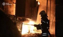 Lính cứu hỏa Ukraine nỗ lực dập lửa tại một cơ sở năng lượng ở thành phố Sumy sau đòn tấn công UAV của Nga, rạng sáng 27/8. Ảnh: Kyiv Post.