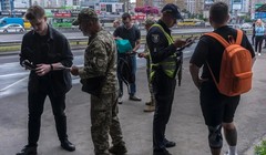 Các nhà tuyển quân Ukraine tại Kiev kiểm tra xem công dân đã cập nhật thông tin liên lạc với cơ quan tuyển quân Ukraine hay chưa. Ảnh: NYTimes.