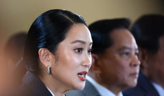 Bà Paetongtarn Shinawatra phát biểu trong một cuộc họp báo sau khi Tòa án Hiến pháp ra phán quyết cách chức bà. Ảnh: Reuters.