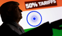 Cờ Ấn Độ, mô hình thu nhỏ in 3D của Tổng thống Mỹ Donald Trump và cụm từ "thuế quan 50%", được thấy trong hình minh họa chụp ngày 27/8. Ảnh: Reuters.