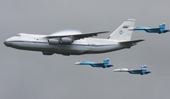 Máy bay vận tải An-124 của Nga với nhóm máy bay chiến đấu hộ tống. Ảnh: MW.