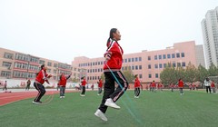 Học sinh học nhảy dây tại một trường tiểu học ở tỉnh Hà Bắc, miền Bắc Trung Quốc. Các trường tiểu học trên khắp Trung Quốc đang chứng kiến ​​sự sụt giảm số lượng học sinh ghi danh trong bối cảnh tỷ lệ sinh trên toàn quốc giảm mạnh. Ảnh: Shutterstock.