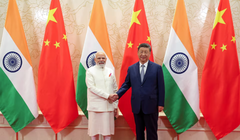 Thủ tướng Ấn Độ Narendra Modi bắt tay Chủ tịch Trung Quốc Tập Cận Bình trong cuộc gặp bên lề Hội nghị thượng đỉnh Tổ chức Hợp tác Thượng Hải (SCO) tại Thiên Tân, Trung Quốc, ngày 31/8. Ảnh: Reuters.