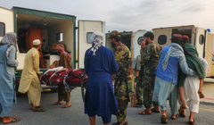 Binh lính Taliban và thường dân đưa nạn nhân động đất lên xe cứu thương tại sân bay ở Jalalabad, Afghanistan ngày 1/9. Ảnh: Reuters.