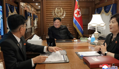 Bức ảnh do cơ quan nhà nước Triều Tiên công bố cho thấy nhà ông Kim Jong-un di chuyển bằng tàu bọc thép đến Bắc Kinh vào ngày 1/9 để tham dự cuộc duyệt binh của Trung Quốc dự kiến ​​vào ngày 3/9. Ảnh: KCNA.