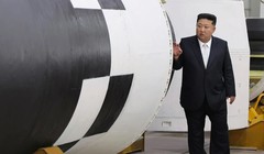 Chủ tịch Triều Tiên Kim Jong-un thị sát một địa điểm chưa được tiết lộ ở Triều Tiên. Ông Kim đã đến thăm một viện nghiên cứu phát triển ICBM vào hôm Chủ nhật tuần trước. Ảnh: KCNA.