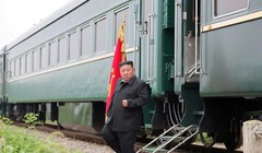 Nhà lãnh đạo Triều Tiên Kim Jong-un bước xuống đoàn tàu đặc biệt của mình trong một bức ảnh được công bố vào tháng 7 năm ngoái. Ảnh: KCNA.