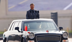 Chủ tịch Trung Quốc Tập Cận Bình trên chiếc xe Hồng Kỳ trong cuộc duyệt binh kỷ niệm 80 năm ngày kết thúc Thế chiến II tại Bắc Kinh, Trung Quốc, ngày 3/9. Ảnh: Reuters.