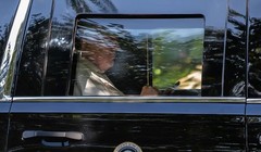 Tổng thống Mỹ Donald Trump đang nhìn vào điện thoại di động khi rời khỏi câu lạc bộ golf ở Virginia vào trong hôm 31/8. Ảnh: NYTimes.