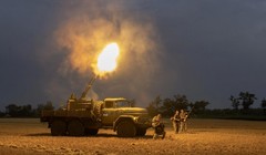 Một hệ thống pháo khai hỏa vào ban đêm tại khu vực chiến tuyến ở Ukraine. Ảnh: Reuters.