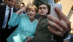 Thủ tướng Đức Angela Merkel chụp ảnh với Anas Modamani, một người tị nạn từ Syria, sau khi bà đến thăm nơi trú ẩn cho người di cư và người tị nạn ở Berlin, Đức vào ngày 10/9/2015. Ảnh: Getty.