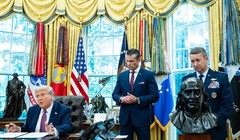 Tổng thống Mỹ Donald Trump đã ký sắc lệnh hành pháp để đổi tên Bộ Quốc phòng thành Bộ Chiến tranh. Nếu không được Quốc hội phê chuẩn, tên gọi mới này sẽ chỉ mang tính nghi lễ. Ảnh: NYTimes.