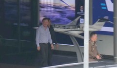 Cựu Thủ tướng Thaksin Shinawatra đi về phía xe của mình tại nhà ga máy bay riêng của sân bay Don Mueang, Bangkok, vào chiều 9/9. Ảnh: Bangkok Post.