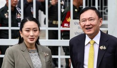 Ông Thaksin Shinawatra và con gái, bà Paetongtarn Shinawatra, đến Tòa án Tối cao hôm 9/9. Ảnh: Bloomberg.