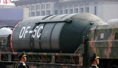 Tên lửa hạt nhân chiến lược liên lục địa nhiên liệu lỏng DF-5C mới đã được ra mắt tại cuộc diễu hành Ngày Chiến thắng hôm 3/9 ở Bắc Kinh. Ảnh: EPA.