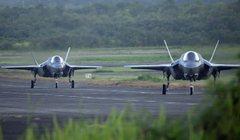 Máy bay chiến đấu F-35 lăn bánh trên đường băng tại căn cứ quân sự cũ Roosevelt Roads ở Ceiba, Puerto Rico, ngày 13/9. Ảnh: Reuters.