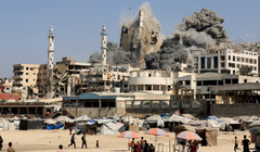 Khói bốc lên từ tòa tháp Al-Ghefari sau khi bị không kích bởi Israel. Ảnh: Reuters.