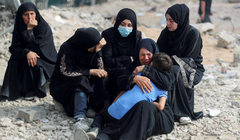 Lễ tang của những người Palestine thiệt mạng trong các vụ tấn công của Israel tại bệnh viện Al-Shifa, thành phố Gaza, ngày 28/8. Ảnh: Reuters.