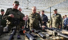 Tổng thống Nga Vladimir Putin kiểm tra vũ khí trong một chuyến thăm lực lượng vũ trang. Ảnh: Sputnik.